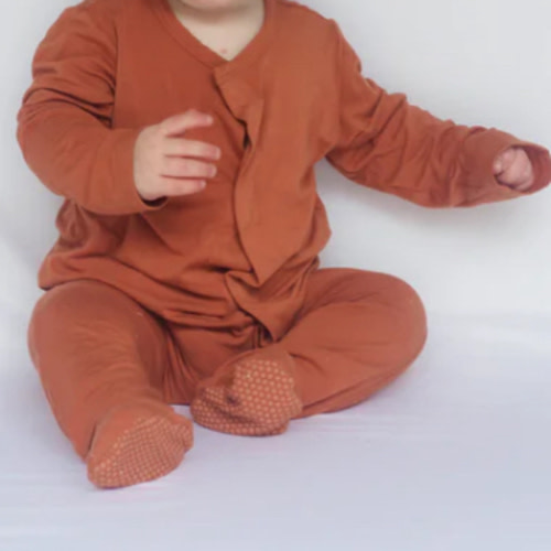 Bamboo Baby Pajamas - Quick Magnetic Fastener Sleeper in Oak (0-24 Mon – Avee & Co