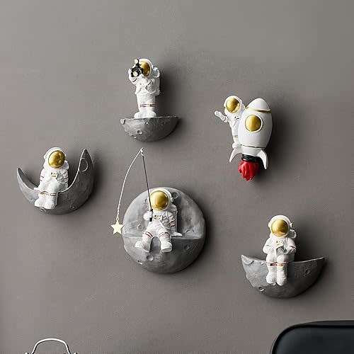 3D Astronaut Wall Decor: Space Themed Bedroom Decor Outer Space Room Decor Set of 5 Spaceman Figurine Hanging Decoration for Bedroom Living Room Cute Space Wall Decor for Boys