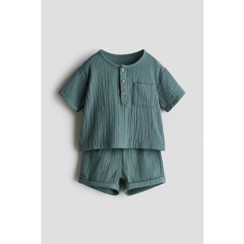 2-PIECE SHIRT AND SHORTS SET