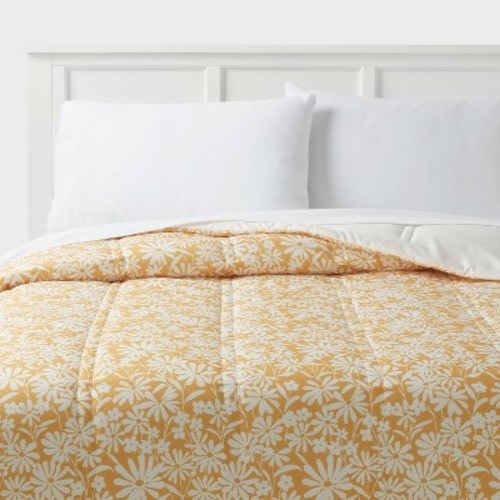 Full/Queen Lofty Microfiber Comforter Honey Yellow Daisy - Room Essentials™: Recycled Polyester, Botanical Pattern, OEKO-TEX Certified