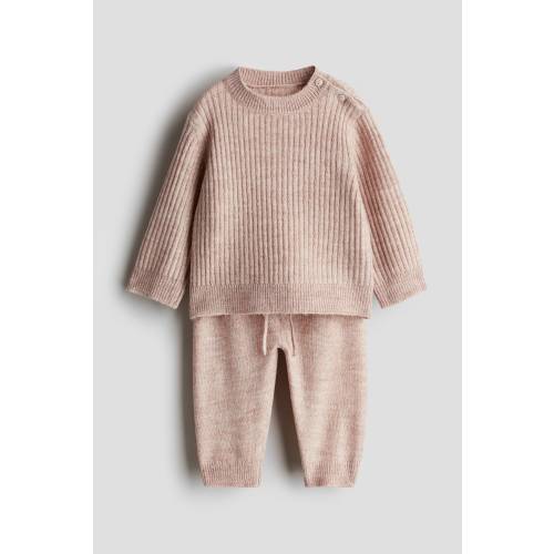 2-PIECE SWEATER AND JOGGERS SET