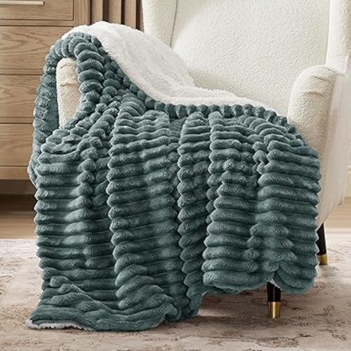 Bedsure Sherpa Throw Blanket for Couch - Super Soft Cozy Fleece Thick Warm Blanket for Winter, Plush Dark Green Throw Gift for Women, 50x60 Inches