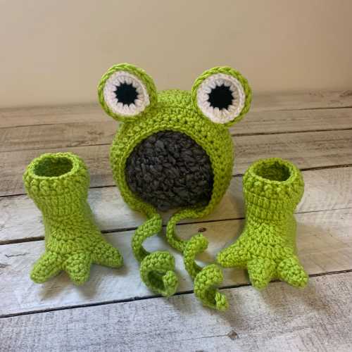 Baby frog bonnet and booties. Frog photo prop