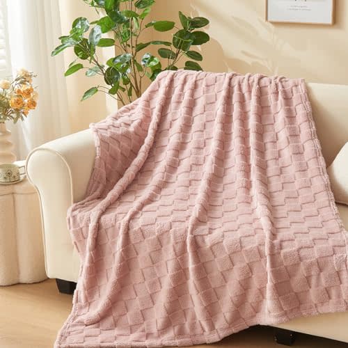 NEWCOSPLAY Super Soft Throw Blanket Pink Premium Silky Flannel Fleece 3D Checkered Lightweight Bed Blanket All Season Use (Pink Checkered, Throw(50"x70"))