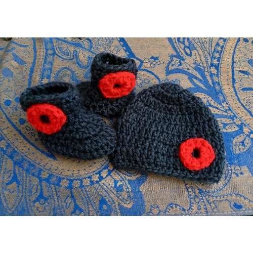 Phish handmade crochet baby hat and bootie set 0-3 months