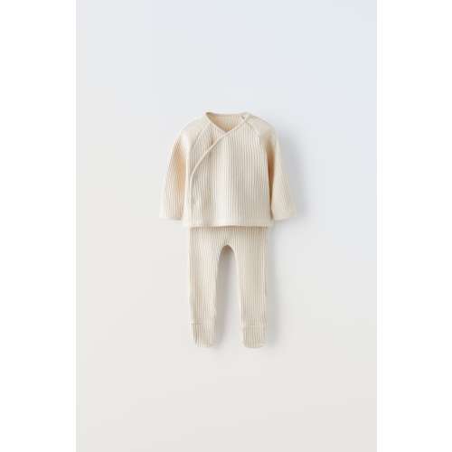 PIPED TEXTURED BONNETWRAPPED TEXTURED SETTWO-PACK OF BIBS