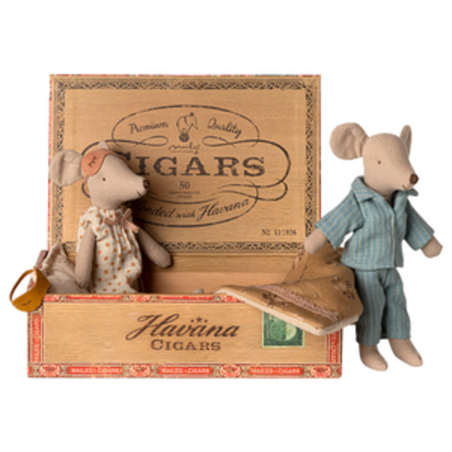 Mum & Dad in cigarbox - Maileg USA