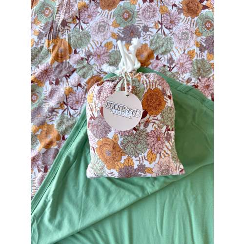 Damsel floral crib sheet