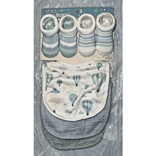 Brand New Stars & Dreams DANBAR Newborn Baby Set 3 Bibs and 2 Pairs of Socks NEW