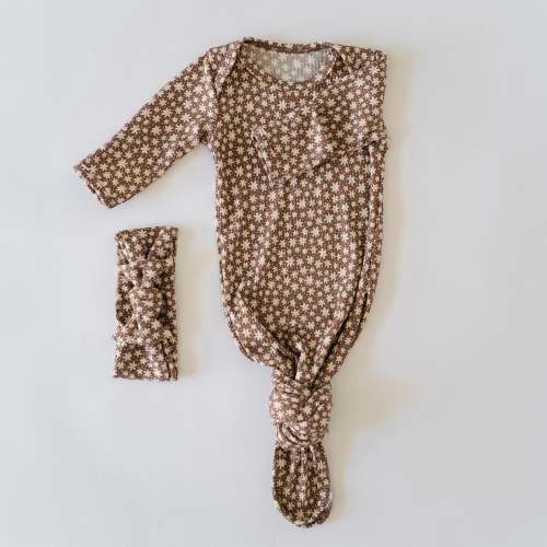 Sleeper and Bow in Daisy