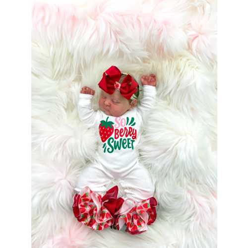 BabyGirl Outfit, Coming Home Outfit, Berry Sweet, Personalized Baby Girl Outfit, Custom Strawberry Bodysuit, Strawberry Themed, Newborn Set
