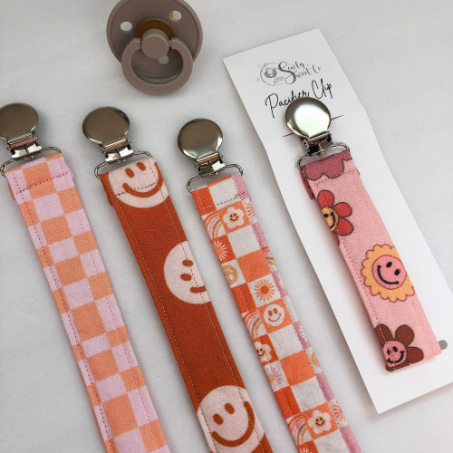 Retro Pacifier Clip, Dummy Clip, Pacifier Holder, Retro Daisy Accessory, Smiley Face Baby, Groovy Baby, Retro Baby Gift, Boho Girl Gift