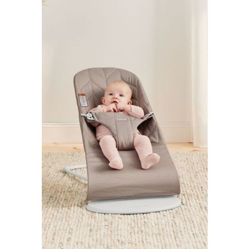 BabyBjörn Bouncer Bliss: cotton petal quilt in sand gray and light gray frame