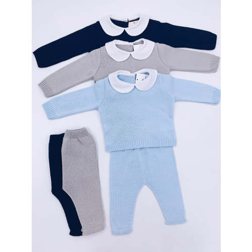 Knitted suit with Classic Peter Pan collar.
