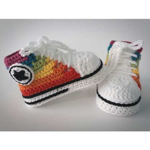 Rainbow baby crochet booties. Gay Pride baby sneakers. Ideal gift for babyshower, newborn or pregnancy announcement party. Soft and cute