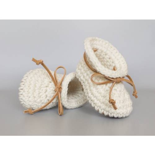 Gender Neutral Cream Summer Baby Shoes, Crochet Baby Booties, Beige Leather Baby Moccs, Spring Coming Home Outfit, Unisex Handmade Baby Gift