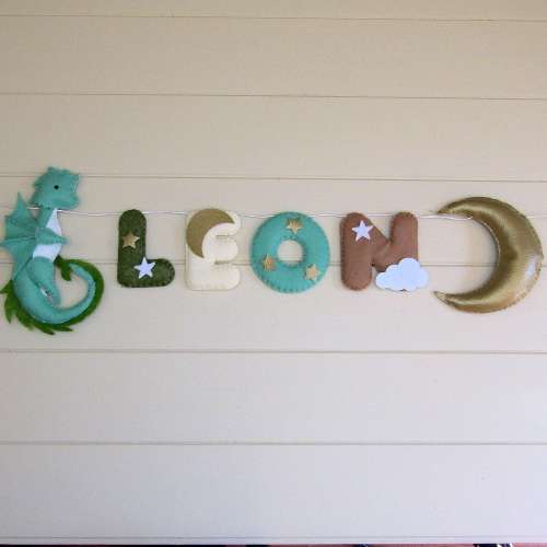 Guirnalda de nombres de fieltro Dragón Luna Cuero sintético Mítico. Decoración de pared Letrero de puerta personalizado para habitación infantil.