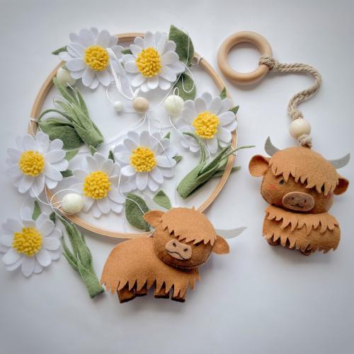 Highland Cow Crib Mobile | Rustic Scotland Nursery Decor | Gender Neutral Baby Mobile with Daisies, Felt Balls & Grass | Baby Shower Gift