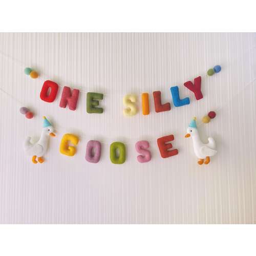 ONE SILLY GOOSE felt garland, Goose birthday banner, Silly goose birthday decor, 1st birthday party, Nursery wall decor, Felt name garland