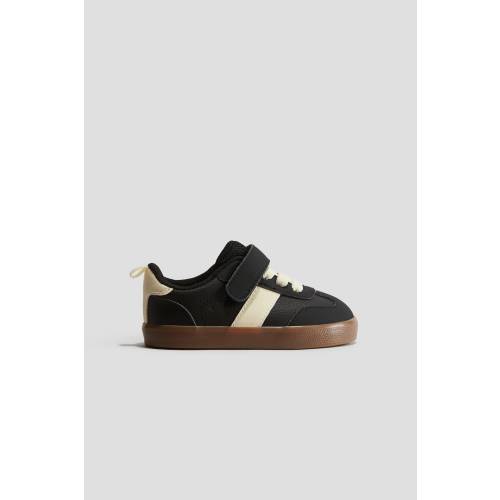 6 SNEAKERS