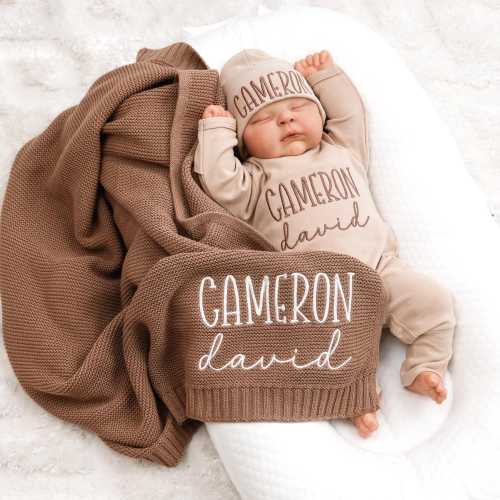 Personalized baby outfit set with cotton knit blanket, matching bodysuit and hat. Perfect newborn gift for baby shower or homecoming