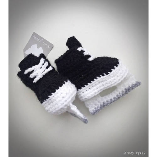 Crochet baby ice hockey skates, gift for newborn and babyshower