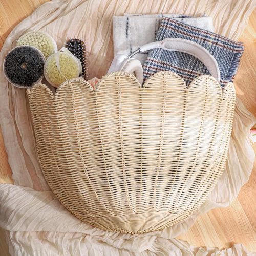 Scalloped Hanging Wicker Baskets for Wall, Scalloped Home Decor, Hanging Woven Rattan Wall Basket for Flowers Front Door Bathroom Storage (Natural)