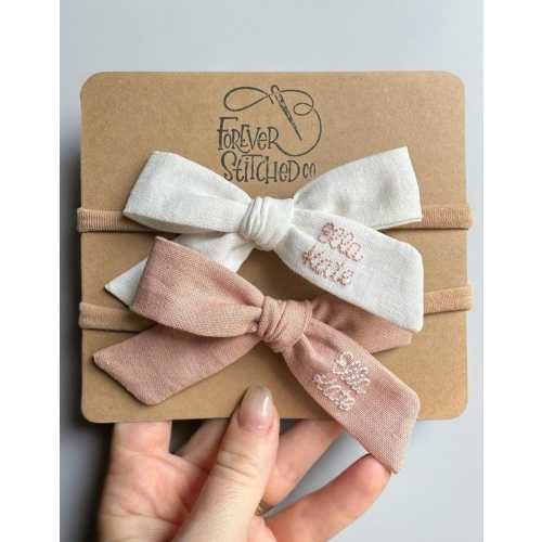 Personalized Embroidered Baby Bow Set – Custom Name Hair Bows, Linen Bows on Nylon Headbands, Handmade Baby Girl Gift