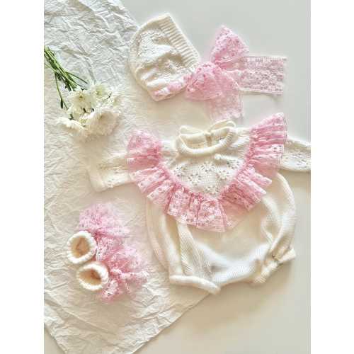 Baby girl knitwear: bodysuit, booties and bonnet - Newborn baby knitted photo props