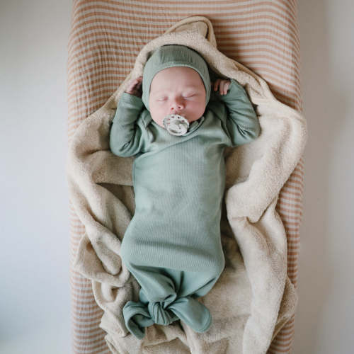Ribbed Knotted Baby Gown + Beanie Set – Mushie