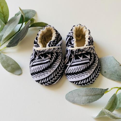 Polynesian baby shower gift, Samoan baby shoes, black and white, poly design, infant soft soles moccasin
