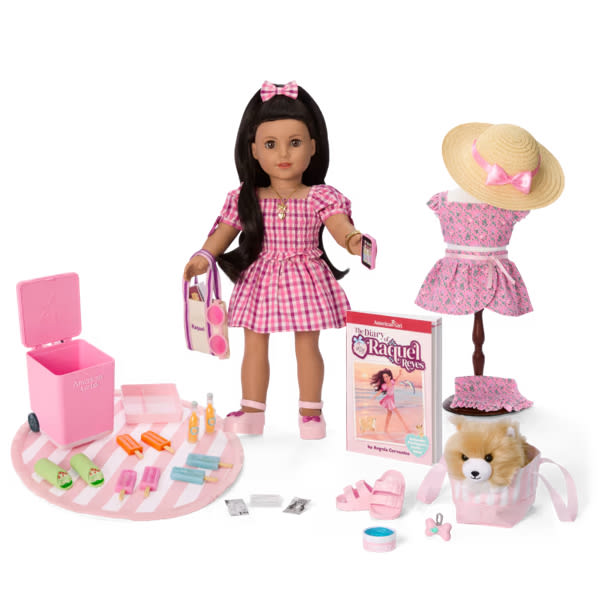 Raquel Reyes™ Gift Set (Girl of the Year™ 2026)