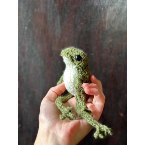 Olive the knitted frog