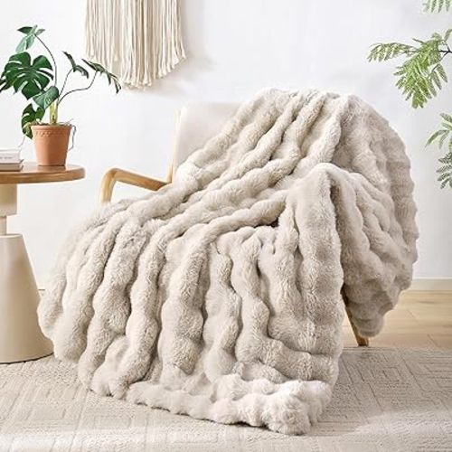 Smoofy Faux Fur Throw Blanket - 50" x 60" - Linen