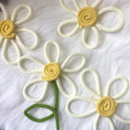 Knitted Daisy Decor, Nursery Wall Art, Nursery Flower Decor, Wire Flower, Knitted Flowers for kids room