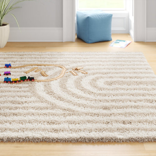 Amiree Machine Woven Geometric Area Rug