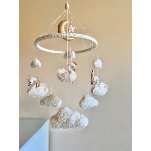 Swan mobile, baby mobile girl, boucle mobile, baby room decor, nursery mobile