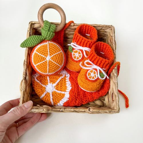 Little cutie baby shower pregnancy gift box, New baby gift set: orange rattle, baby booties, crochet bonnet, Clementine baby, vegan baby toy