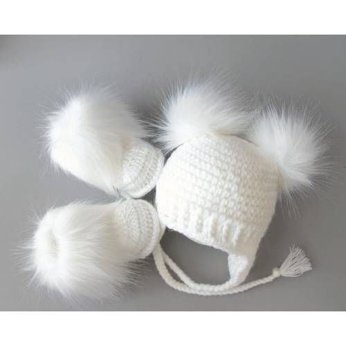 Crochet white double pom pom hat and booties, Fur booties and hat set, Newborn winter outfit, Pregnancy reveal gift, Gender neutral baby set