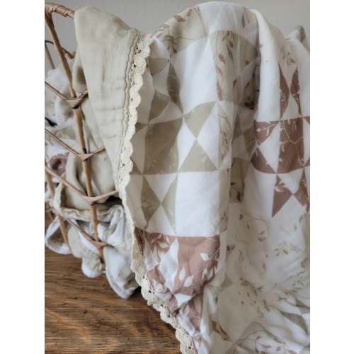 Ivy Quilt Gauze Blanket with Lace