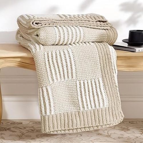 Amélie Home Knit Throw Blanket, Soft Chenille Cozy Breathable Pineapple Chunky Decorative Blanket for Couch, Bed & Sofa, French-Inspired Lightweight Warm Gift for Women, Beige, 50"x60"