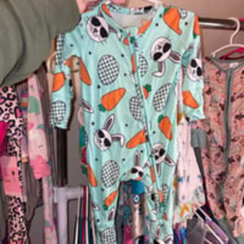 0-3 month bamboo onesie sleeper
Gigi and max excellent condition 0-3 month
