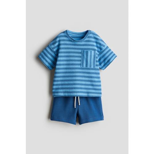 2-PIECE T-SHIRT AND SWEATSHORTS SET