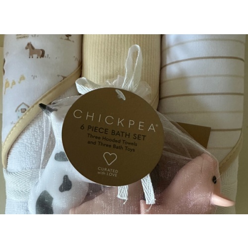 chickpea 6 piece bath set 3 hooded towels and 3 bath toys