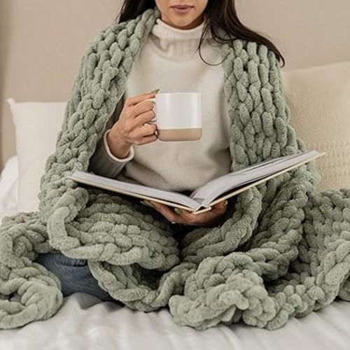 SAMIAH LUXE Green Chunky Knit Boho Throw Blanket, Large Thick Yarn Blanket for Nursery or Baby Crib
