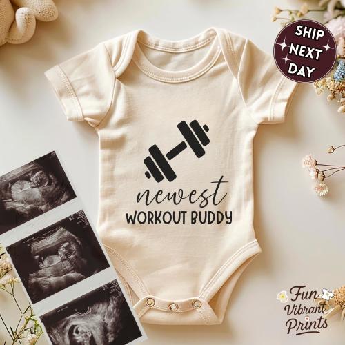 newest workout buddy baby bodysuit, cute fitness baby outfit, baby announcement, newborn baby gift, daddy’s gym partner onesie®