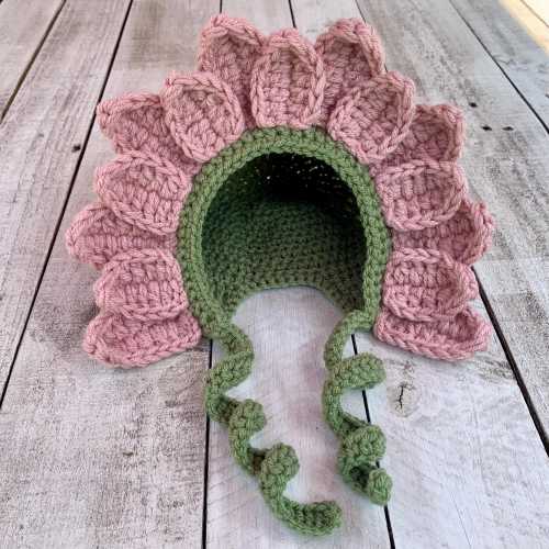 Baby flower bonnet. Crochet photo props.