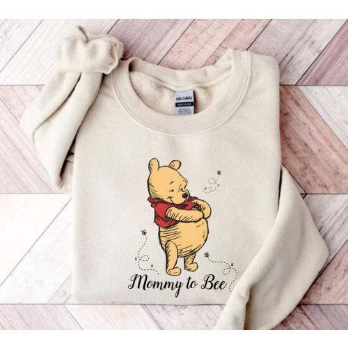 Mommy To Bee Sweatshirt, Pooh Mommy Sweatshirt ,Pregnancy Reveal Sweatshirt, New Mom Sweatshirt, New Mom Gift Shirt