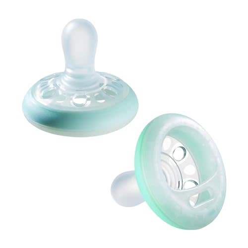 Tommee Tippee Breast-Like Night Pacifier, 0-6 Months, Breast-Like Baglet, BPA-Free Binkies, Glow in The Dark Technology, Teal/Blue, Pack of 2