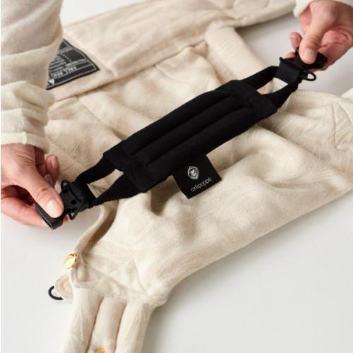 Facing Out Insert in Black | ARTIPOPPE | A complementary insert for the Zeitgeist Carrier enabling the front carry facing out while ensuring an ergonomic position for the baby.